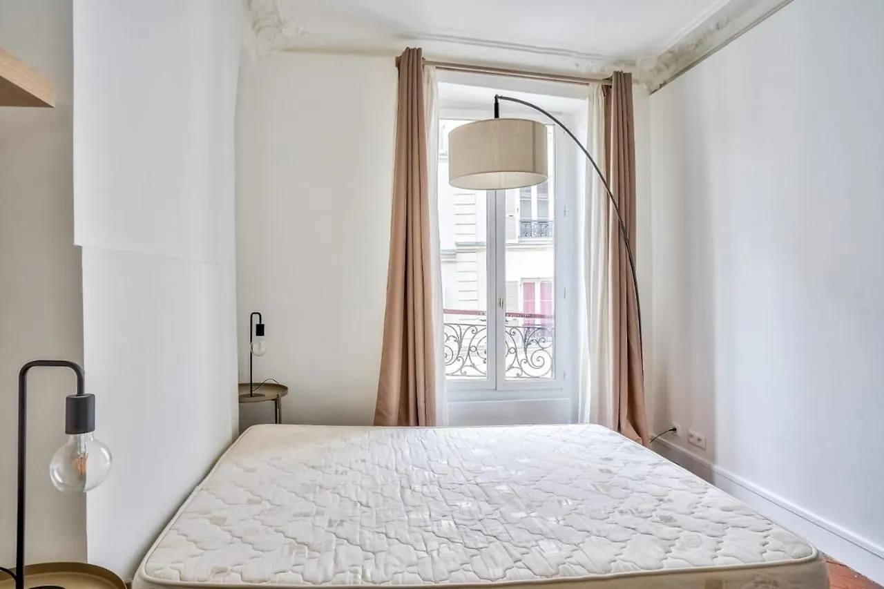 Cosy And Bright Apartment Located In Paris 18
