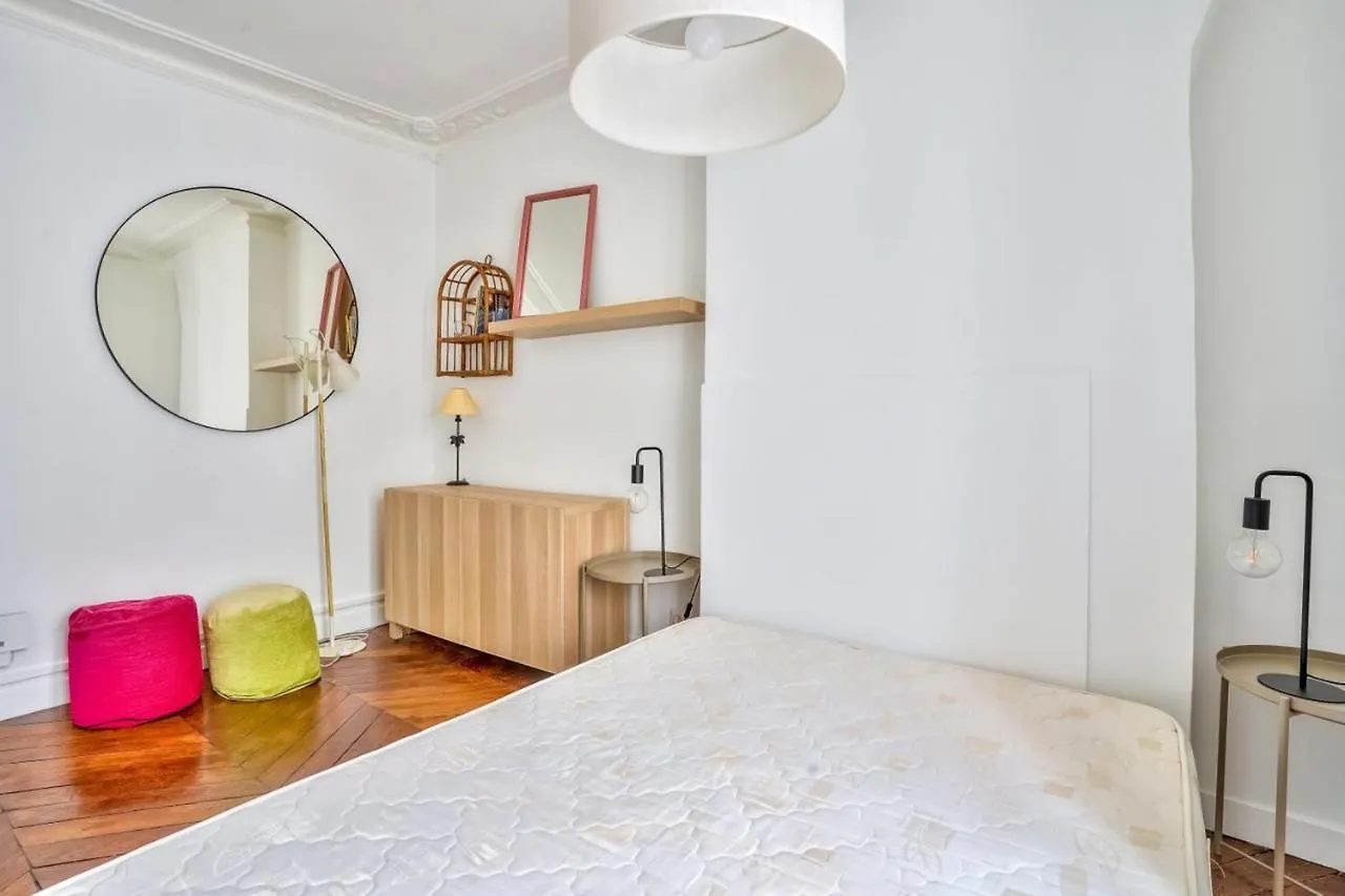 Cosy And Bright Apartment Located In Paris 18