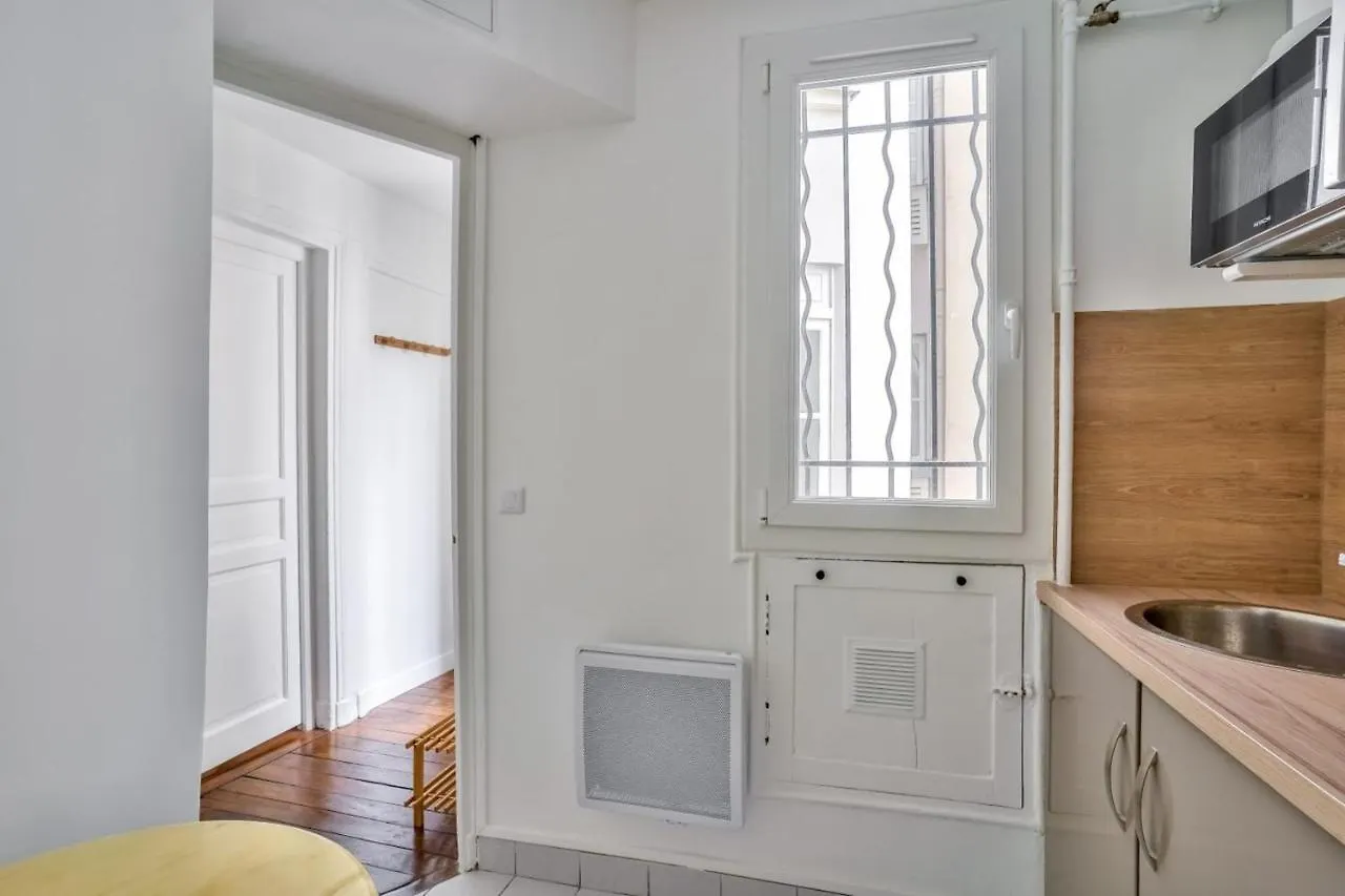 Cosy And Bright Apartment Located In Paris 18